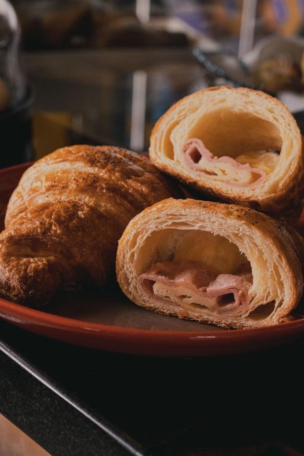 Hotel V1501 Пасто Екстер'єр фото A ham and cheese croissant